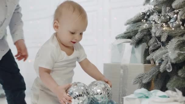 Kisfiú játék tükör labdák nappaliban. Két fiú megható disco labdák — Stock videók
