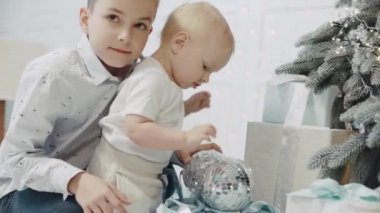 Sevimli çocuk oturma odasında ayna topları oynuyor. Küçük çocuğun portresi