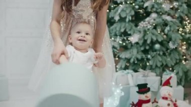 Modern evde mevcut kutu ile dans gülümseyen erkek bebek portresi.