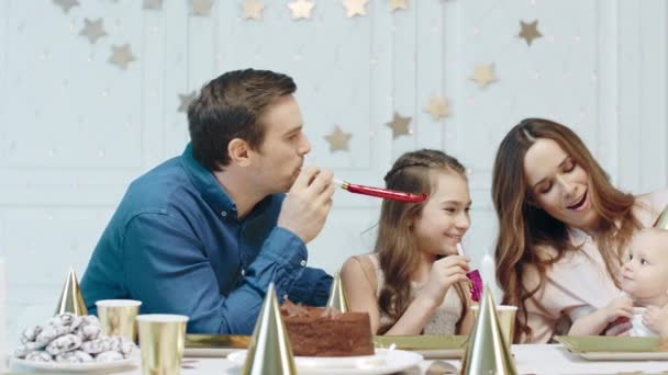 Familia sonriente celebrando el año nuevo en la casa de lujo juntos . — Vídeo de stock