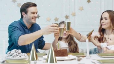 Gülümseyen aile lüks evde bir yıl doğum günü kutluyor.