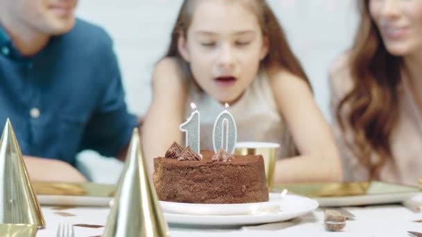 Šťastná rodina slaví 10 let výročí party. Portrét narozeninové dívky — Stock video