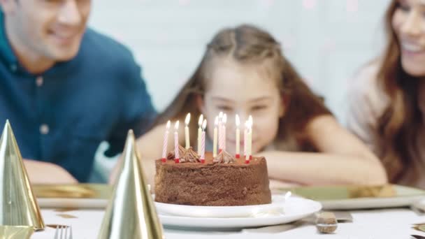 Närbild leende födelsedag flicka blåser 12 födelsedag ljus i lyxhus. — Stockvideo