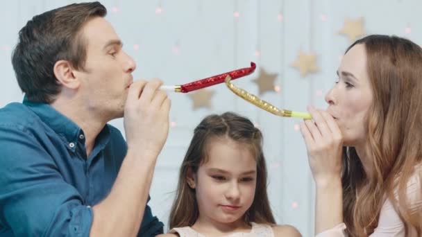 幸福的家庭在客厅里一起吹圣诞管. — 图库视频影像