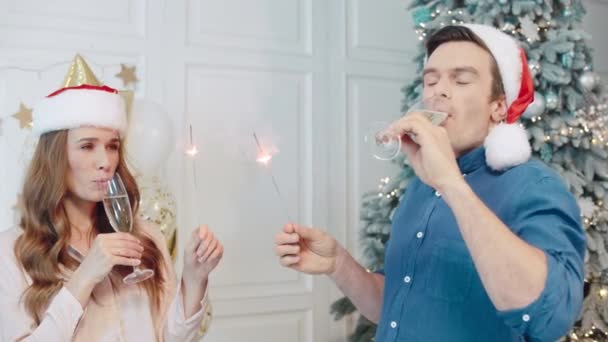 Alegre hombre y mujer haciendo hobnob y abrazos en sombreros de santa . — Vídeos de Stock