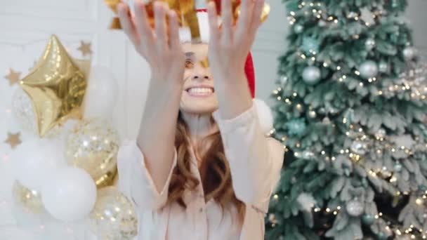 Retrato de senhora sorrindo jogando confete na casa moderna . — Vídeo de Stock