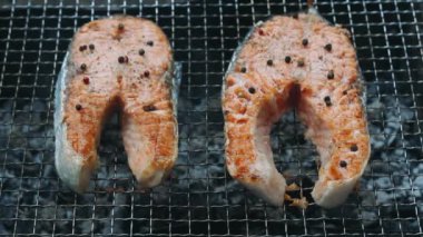 Barbekü ızgarasında ızgara somon bifteği. Kömür üzerinde ızgara somon fileto kapatın