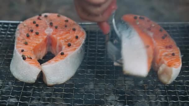 Salmão churrasco grelhar em grelhador de carvão. Fechar cozinheiro virar filé de salmão — Vídeo de Stock