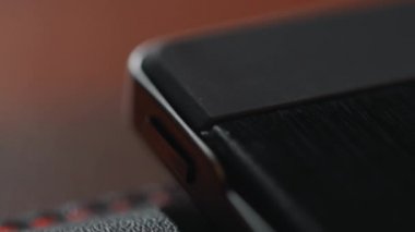 Ahşap yüzey modern akıllı telefon. Dokulu yüzeyli siyah gadget'ı kapatın