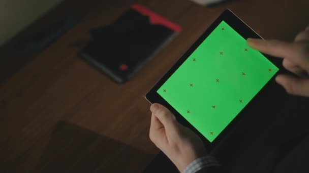 Чоловіча рука жестикулює на планшетному ПК з зеленим екраном. Бізнесмен за допомогою планшетного комп'ютера — стокове відео