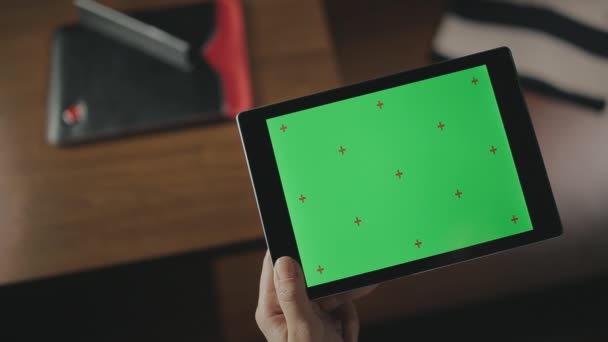 Mão feminina segurando computador tablet. Mulher tocando tela verde tablet pc — Vídeo de Stock