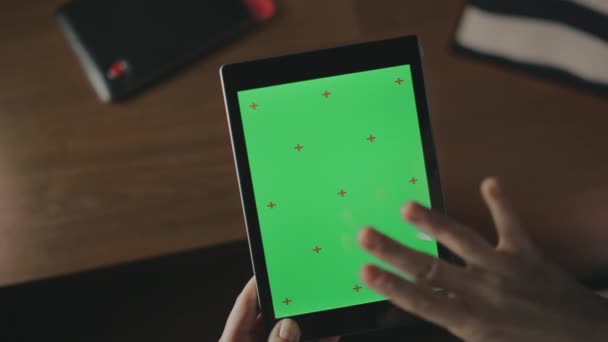 Tableta de mano femenina con pantalla verde. Cerrar PC de la tableta de la pantalla verde — Vídeos de Stock