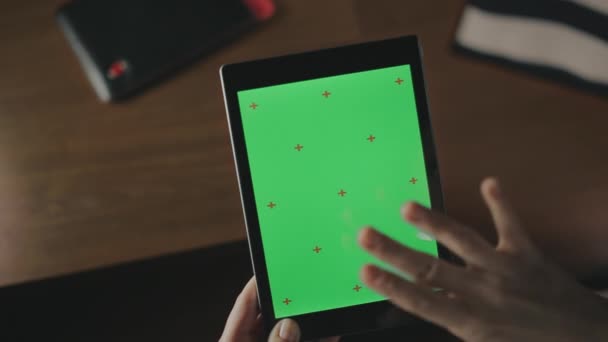 Comprimido de mão fêmea com tela verde. Fechar tela verde tablet pc — Vídeo de Stock