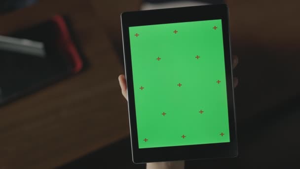 Vrouwelijke hand swipen groen scherm Tablet. Tablet sluiten met chroma key-scherm — Stockvideo