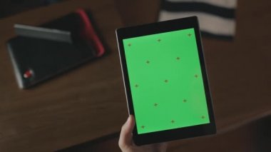 Kadın el tutma tableti. Tablet yeşil ekran kaydırma kadın kadar yakın