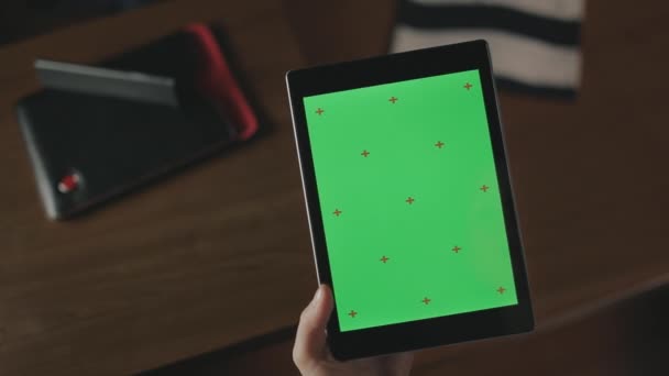 Kadın el tutma tableti. Tablet yeşil ekran kaydırma kadın kadar yakın — Stok video