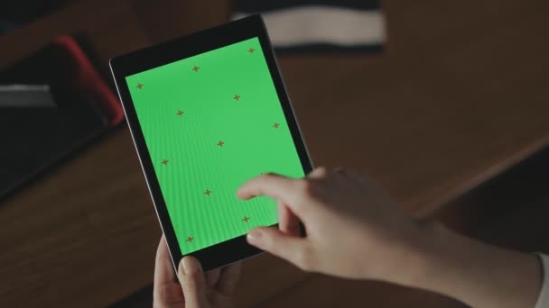 Yeşil ekran tabletüzerinde kadın el gesturing. Parmak tablet ekranLarını kaydıran kadın — Stok video