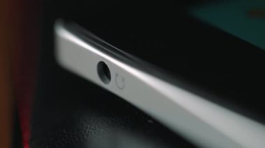 Cep telefonunda kulaklık jakı. Siyah akıllı telefonda kulaklık jakını kapatın