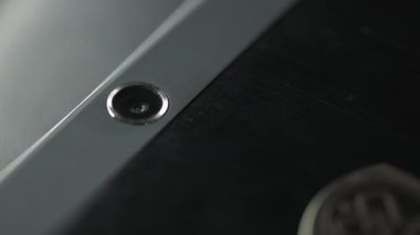 Gümüş cep telefonu kamera lensi. Siyah tablet bilgisayarda kamerayı kapatın