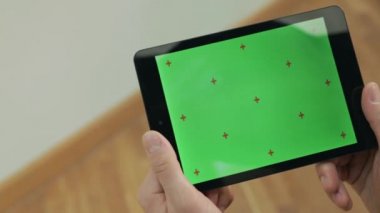 Yeşil ekranlı erkek el tutma tableti. Yeşil ekran ile ebook okuma Adam
