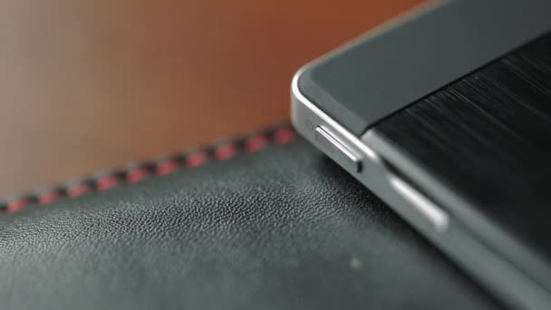 Κουμπιά κλειδώματος σε μαύρο κινητό τηλέφωνο. Κλείστε τα κουμπιά έντασης ήχου στο Tablet PC — Αρχείο Βίντεο
