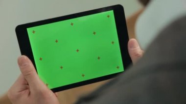 Tablet yeşil ekranda erkek parmak yazma. Tablet krom tuşu ile mesajlaşma