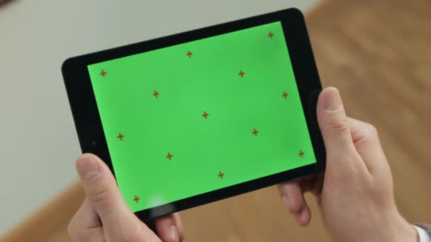Yeşil ekranlı tablet tutan erkek elleri. Tablet ekranında gesturing adam — Stok video