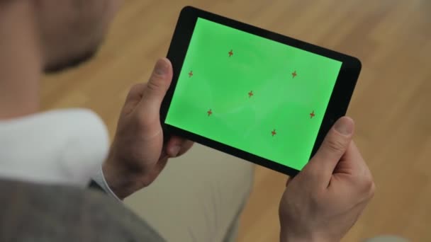 Manos masculinas deslizando pantalla verde tableta. Hombre tocando la pantalla cromakey en la tableta — Vídeos de Stock