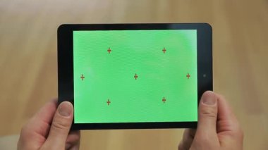 Yeşil ekranlı tablet tutan erkek elleri. Kroma anahtar ekranlı tablet