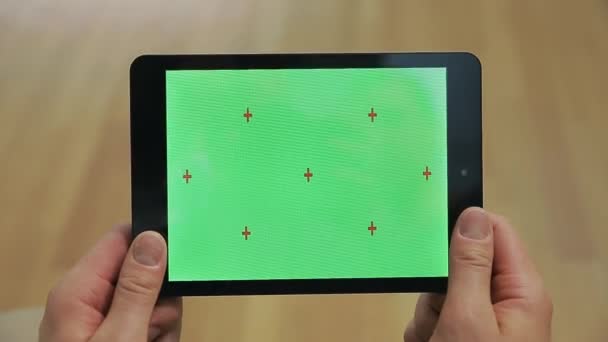 Αρσενικά χέρια κρατούν δισκίο με πράσινη οθόνη. Tablet με οθόνη κλειδιού αποχρώσεων — Αρχείο Βίντεο