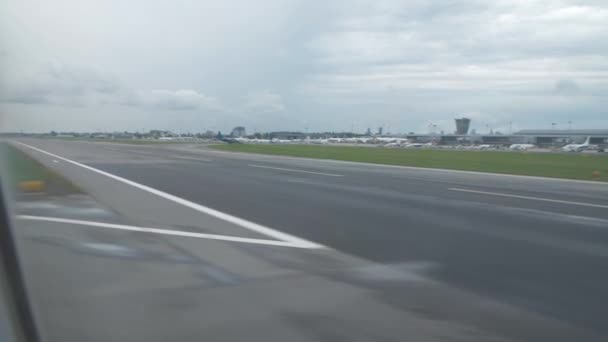 Точка зрения из окна самолета посадки на взлетно-посадочную полосу аэропорта после полета — стоковое видео
