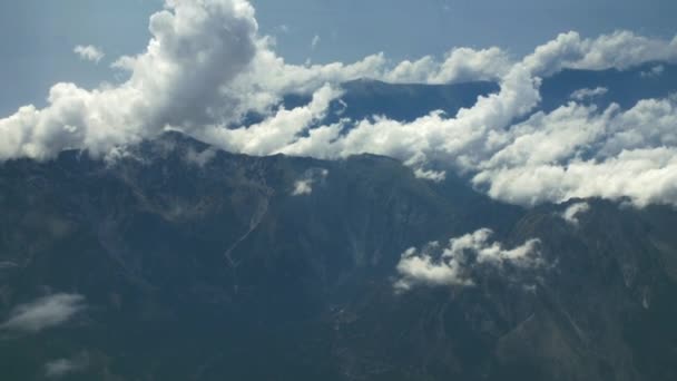 Witte wolken boven de berg boven vliegtuig vliegen in Blue Sky. — Stockvideo