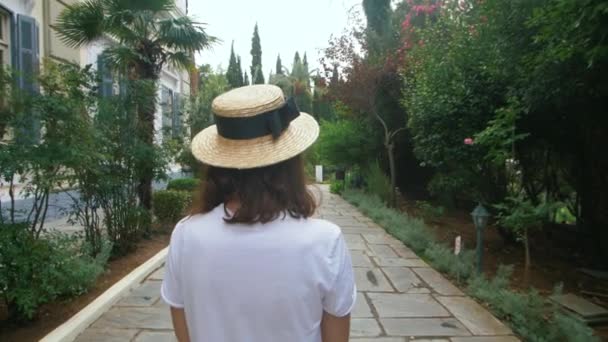 Tourist woman walking on green summer park back view. Young woman in city park — Stock Video