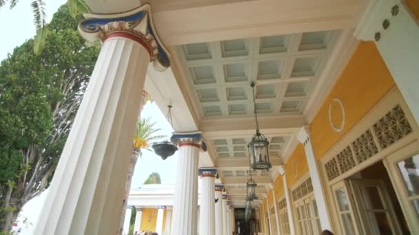 Point view lantern hanging on ceiling columns building with palm trees — Stock Video