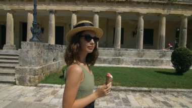 Güneşli bir günde antik kentte yürüyen turist kadın. Tatilde seyahat eden kadın