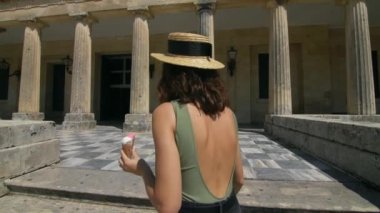 Sütun bina arka plan üzerinde Turist kadın. Dondurma ile neşeli kadın