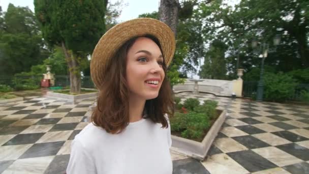 Femme touristique debout sous la pluie sur fond de bâtiment antient sur Voyage — Video