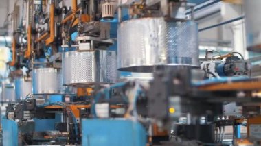 Üretim fabrikasında çamaşır makinesi için tambur üreten otomatik makine