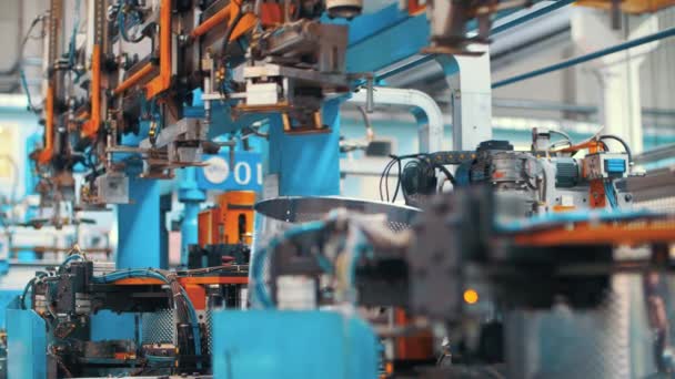 Automatiserad utrustning som producerar aluminium trummor för tvättmaskiner på fabriken — Stockvideo