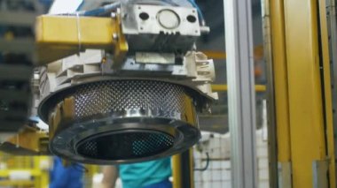 Fabrikada üretim hattında çamaşır makinesi tambur imalatı
