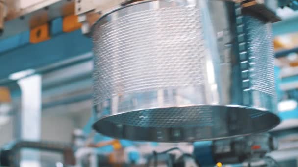 Барабани пральних машин рухаються на виробничій лінії на промисловому заводі — стокове відео
