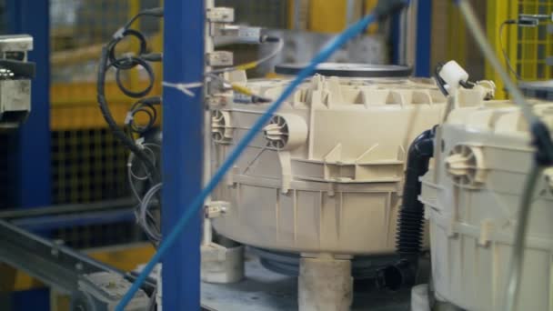 Детали стиральной машины перемещение по конвейерной ленте на заводе бытовой техники — стоковое видео