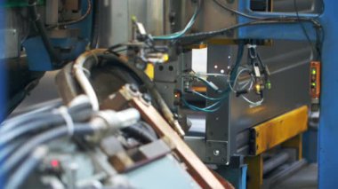 Üretim tesisinde metal detayları imalatı endüstriyel makine