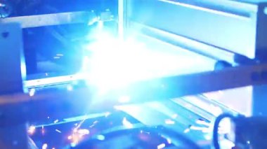 Fabrikada otomatik makinede proses kaynak metal parçası. Metal işleme