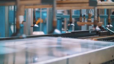 Üretim fabrikasında otomatik üretim hattında hareket eden metal levha
