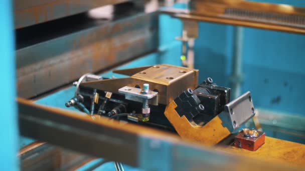 Výroba kovových detailů pro pračku u domácích spotřebičů — Stock video