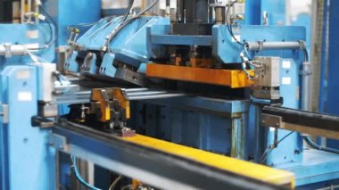 Fabrikada çamaşır makinesi için otomatik ekipman üretim metal parçaları