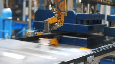 Fabrikada üretim hattında hareket eden metal levha. Üretim çamaşır makinesi