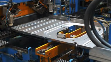 Fabrikada otomatik konveyör üzerinde hareket eden metal levha. Üretim çamaşır makinesi