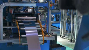 Ev aletleri fabrikasında otomatik makine haddeleme metal levha